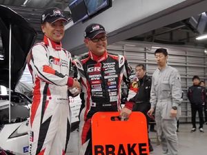 Presiden Toyota Pakai Nama Samaran Biar Bisa Ngebut di Sirkuit Presiden Toyota Pakai Nama Samaran Biar Bisa Ngebut di Sirkuit