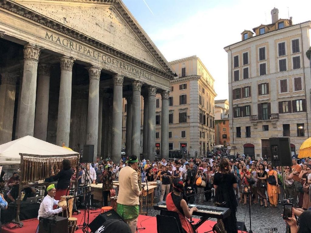 Alunan Musik Indonesia di Pelataran Pantheon di Roma Alunan Musik Indonesia di Pelataran Pantheon di Roma