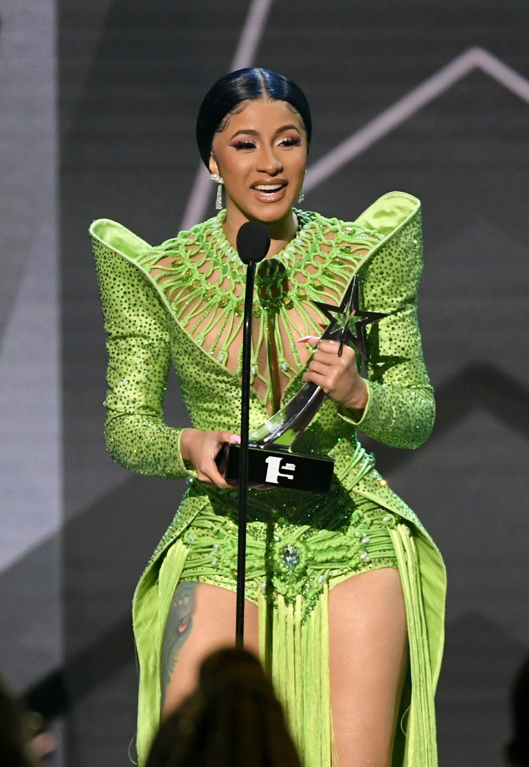 Cardi B mengaku pernah kentut seharian sebelum tampil di American Music Awards (AMA) 2018. Aku sangat gugup. Perutku sakit dari pagi dan aku kentut seharian, kata rapper 26 tahun itu saat wawancara di karpet merah AMA 2018, seperti dilansir People. Foto: Kevin Winter/Getty Images