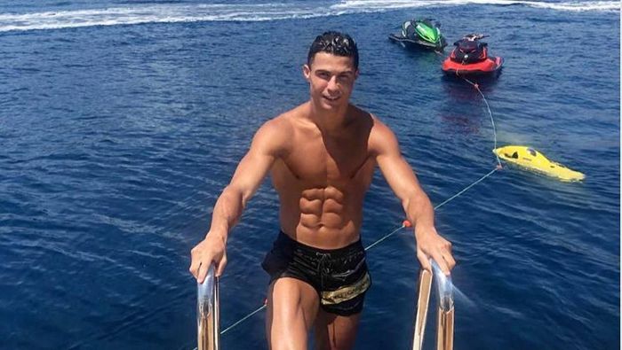 Cristiano Ronaldo memberikan tip besar untuk pelayan hotel (Instagram/cristiano) Cristiano Ronaldo memberikan tip besar untuk pelayan hotel (Instagram/cristiano)