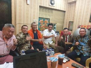 Dibesuk Dasco cs Jelang Penangguhan Penahanan, Eggi Sudjana Tampak Semringah Dibesuk Dasco cs Jelang Penangguhan Penahanan, Eggi Sudjana Tampak Semringah