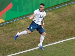 Lautaro Martinez merayakan gol yang dicetaknya di menit ke-4. Ueslei Marcelino/Reuters.