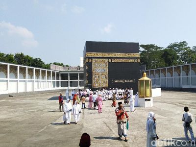 Foto: Wisata Replika Kabah di Kota Lumpia
