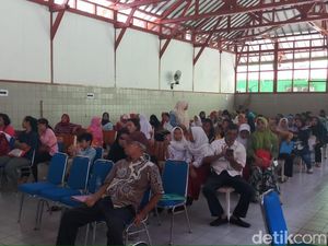 Ratusan Orang Tua Daftar PPDB Zonasi di SMPN 1 Jakarta di Hari Pertama