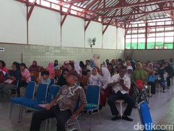 Ratusan Orang Tua Daftar PPDB Zonasi di SMPN 1 Jakarta di Hari Pertama