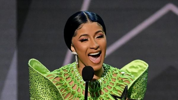 Foto: Gaya Seksi Cardi B di BET Awards 2019