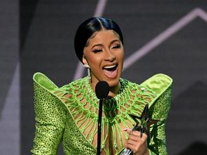 Duh! Terlalu Semangat, Jumpsuit Cardi B Robek di Bagian Bokong Duh! Terlalu Semangat, Jumpsuit Cardi B Robek di Bagian Bokong
