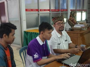 Komunitas Ini Membuat Kamus Bahasa Using