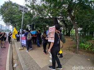 Tolak IMB Reklamasi, Massa Aksi Jalan Mundur ke Balai Kota DKI Tolak IMB Reklamasi, Massa Aksi Jalan Mundur ke Balai Kota DKI