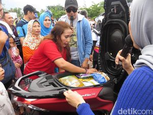 Emak-emak Ini Kaget FreeGo Bisa Angkut Beras 10 Kg di Bagasi