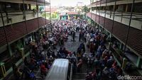 Berebut Kursi SMPN, Ratusan Orang Antre Sejak Pagi