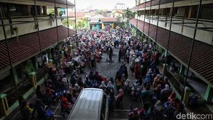 Berebut Kursi SMPN, Ratusan Orang Antre Sejak Pagi