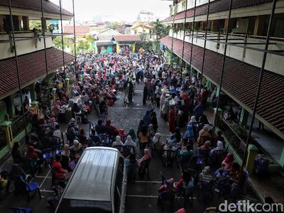 Berebut Kursi SMPN, Ratusan Orang Antre Sejak Pagi