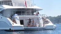 Ronaldo juga langsung berenang dengan melompat dari atas yacht. (Foto: Instagram @cristiano)