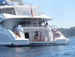 Ronaldo juga langsung berenang dengan melompat dari atas yacht. (Foto: Instagram @cristiano)