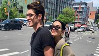 Foto: Aksi Catwalk Anwar Hadid, Pacar Dua Lipa yang Pindah Agama