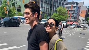 Foto: Aksi Catwalk Anwar Hadid, Pacar Dua Lipa yang Pindah Agama