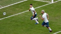 Saat laga baru berjalan empat menit, Argentina berhasil mencetak gol pertamanya. Gol tersebut dibuat oleh Lautaro Martinez. Ueslei Marcelino/Reuters.