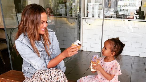Chrissy Teigen Dikritik Saat Ajak Anak ke Dokter Gigi