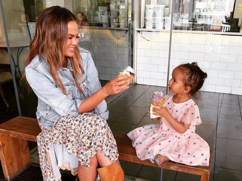 Cerita Chrissy Teigen, Tahu Anak Alami Tongue Tie dari Komentar Netizen