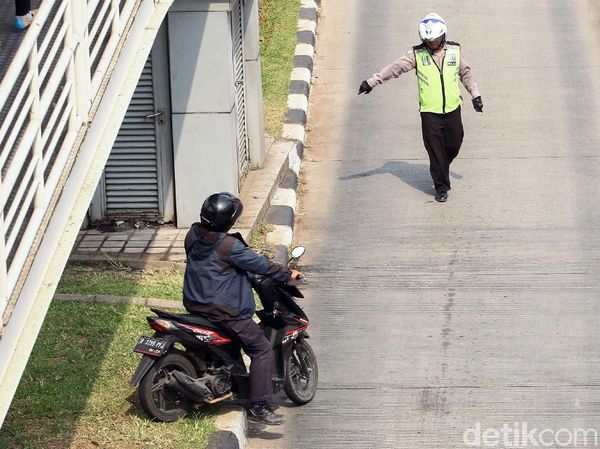 Terobos Jalur Busway Pemotor Nakal Diciduk Polisi