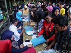 Sisi Lain PPDB DKI: Ortu Antre Pagi Buta hingga Rela Bolos Kerja