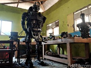 Ini Penampakan Patung Robot Polisi Karya Siswa SMK di Karawang