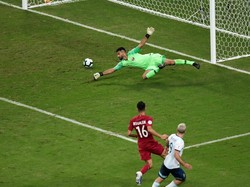 Sergio Aguero menambah keunggulan Argentina di menit ke-82. Ueslei Marcelino/Reuters.