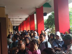 Daftar PPDB Zonasi, Ortu Rela Antre di SMPN 115 Sejak 05.00 WIB