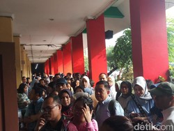 Daftar PPDB Zonasi, Ortu Rela Antre di SMPN 115 Sejak 05.00 WIB