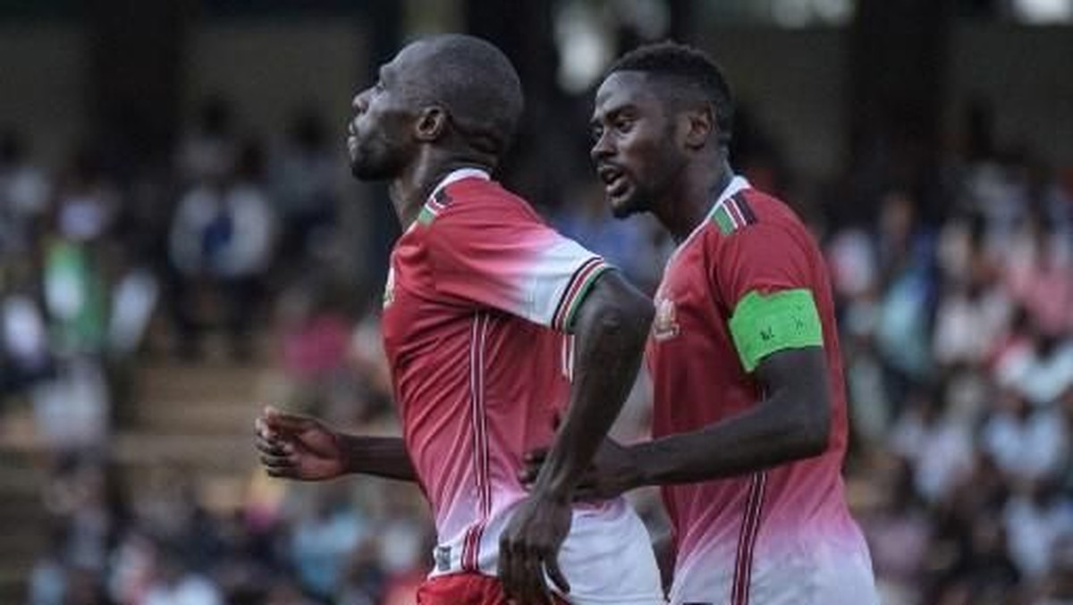 Joash Onyango (kiri) dianggap pemain yang sudah uzur padahal baru berusia 26 tahun. (Foto: Yasuyoshi CHIBA / AFP)