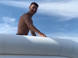 Setelah setahun bertarung di lapangan bersama Juventus dan Timnas Portugal, kini Ronaldo menikmati laut yang biru. Dalam liburannya, Ronaldo masih saja beratraksi, yakni meluncur dari atas yahct. (Foto: Instagram @cristiano)