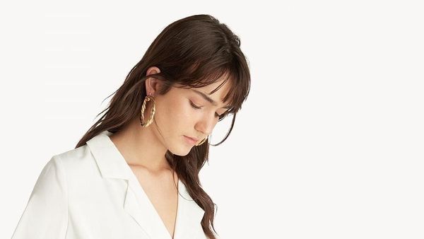 8 Pilihan Blus Putih Cantik yang Bisa Dipakai Kerja Sekaligus Hangout