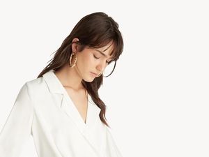 8 Pilihan Blus Putih Cantik yang Bisa Dipakai Kerja Sekaligus Hangout