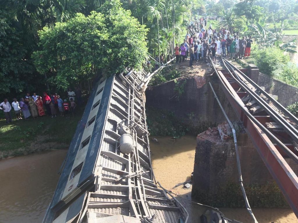 Jembatan Ambruk, Kereta di Bangladesh Terjun ke Kanal dan Tewaskan 5 Orang Jembatan Ambruk, Kereta di Bangladesh Terjun ke Kanal dan Tewaskan 5 Orang