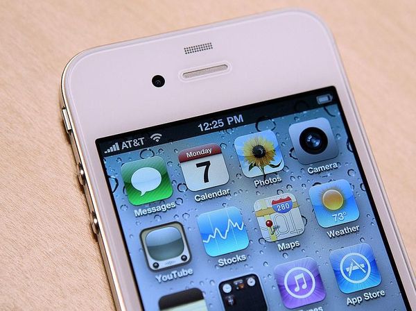 Nostalgia iPhone 4, Si Fenomenal yang Tersandung Sinyal