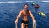 Ronaldo berpose saat menaiki yacht mewahnya. (Foto: Instagram @cristiano)