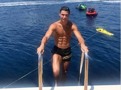 Ronaldo berpose saat menaiki yacht mewahnya. (Foto: Instagram @cristiano)
