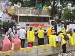 Video Massa Kuning-kuning Aksi Kawal MK di Kawasan Patung Kuda
