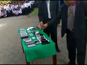 Viral HP Siswa Dihancurkan Pakai Palu, Ponpes Ngabar Beri Penjelasan