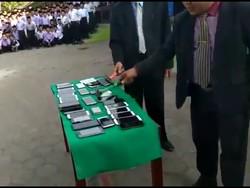 Viral HP Siswa Dihancurkan Pakai Palu, Ponpes Ngabar Beri Penjelasan