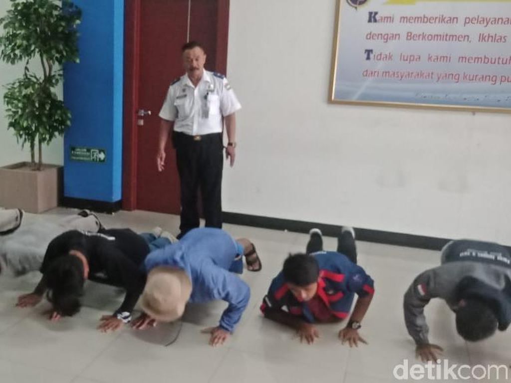 6 Remaja Kulon Progo Dihukum Push Up di Terminal Solo Gegara Ini 6 Remaja Kulon Progo Dihukum Push Up di Terminal Solo Gegara Ini