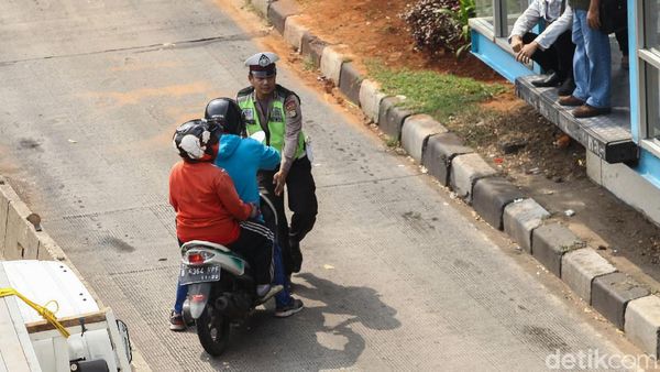 Aksi Kucing-kucingan Pemotor Menghindari Tilang Polisi