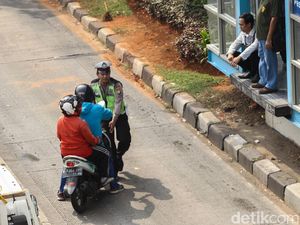 Aksi Kucing-kucingan Pemotor Menghindari Tilang Polisi