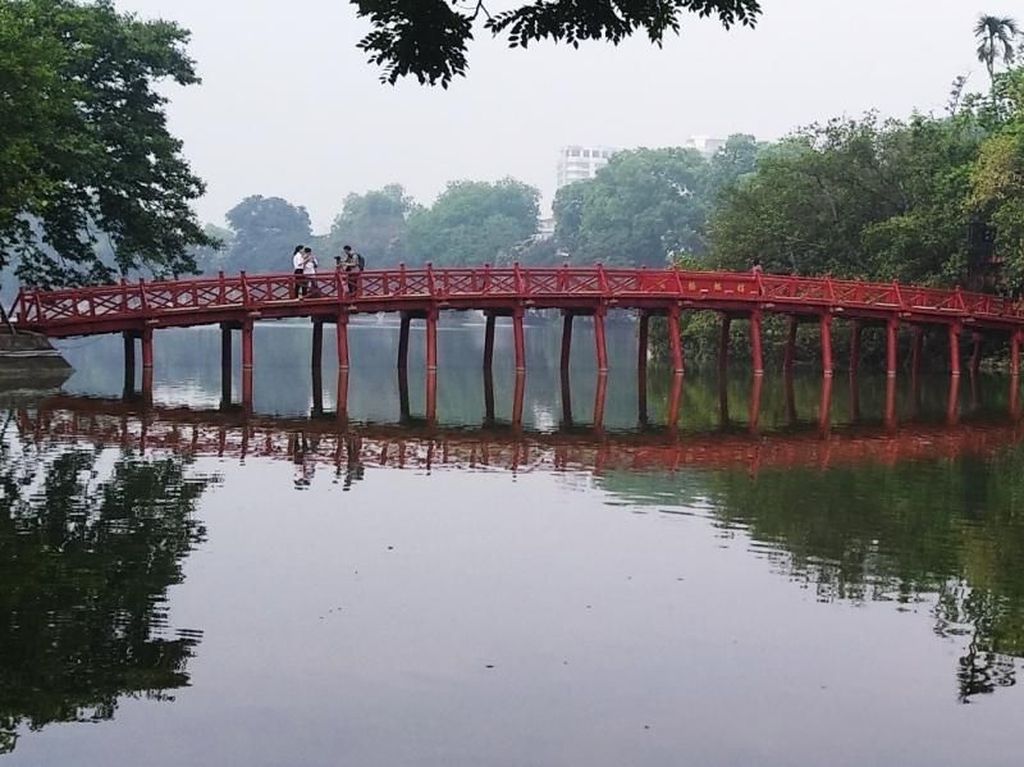 Bersantai di Danau Hoan Kiem Kota Hanoi Nan Damai Bersantai di Danau Hoan Kiem Kota Hanoi Nan Damai