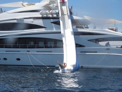 Wuzzz...Ronaldo meluncur dari atas yacht-nya ke laut. (Foto: Instagram @cristiano)
