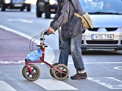 Viral, Aksi Kurir Gendong Pria Tua untuk Bantu Sebrangi Jalan Bikin Salut
