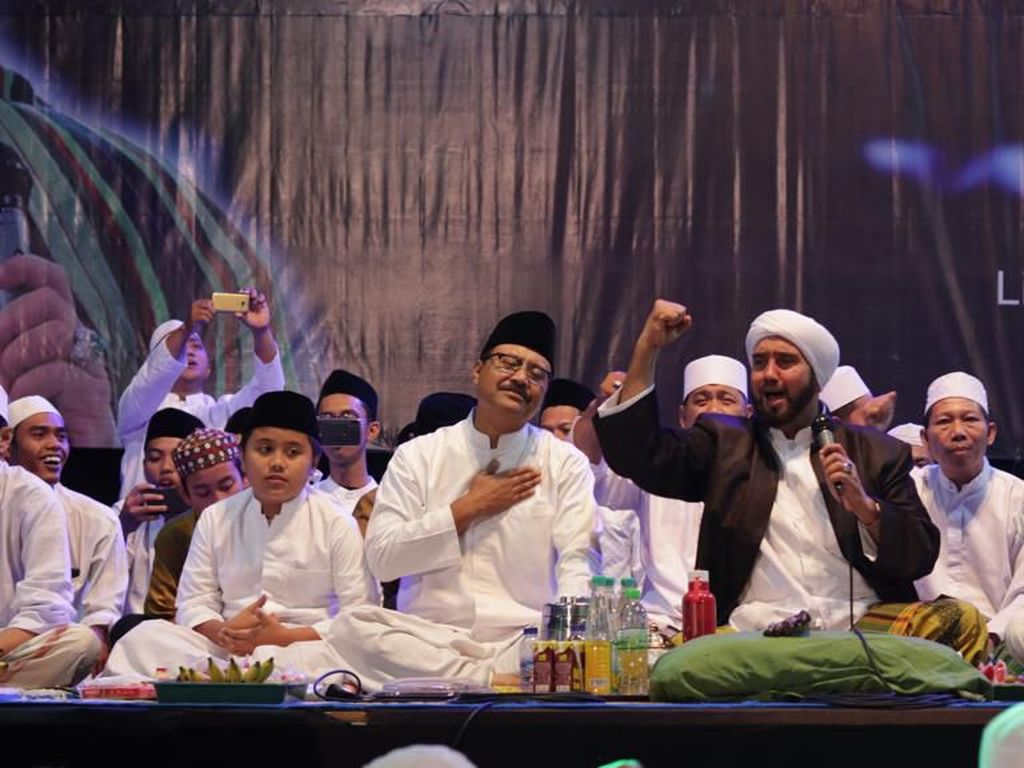 Ribuan Warga Selawatan Bareng Habib Syech di Atas Ketinggian 800 Meter Ribuan Warga Selawatan Bareng Habib Syech di Atas Ketinggian 800 Meter