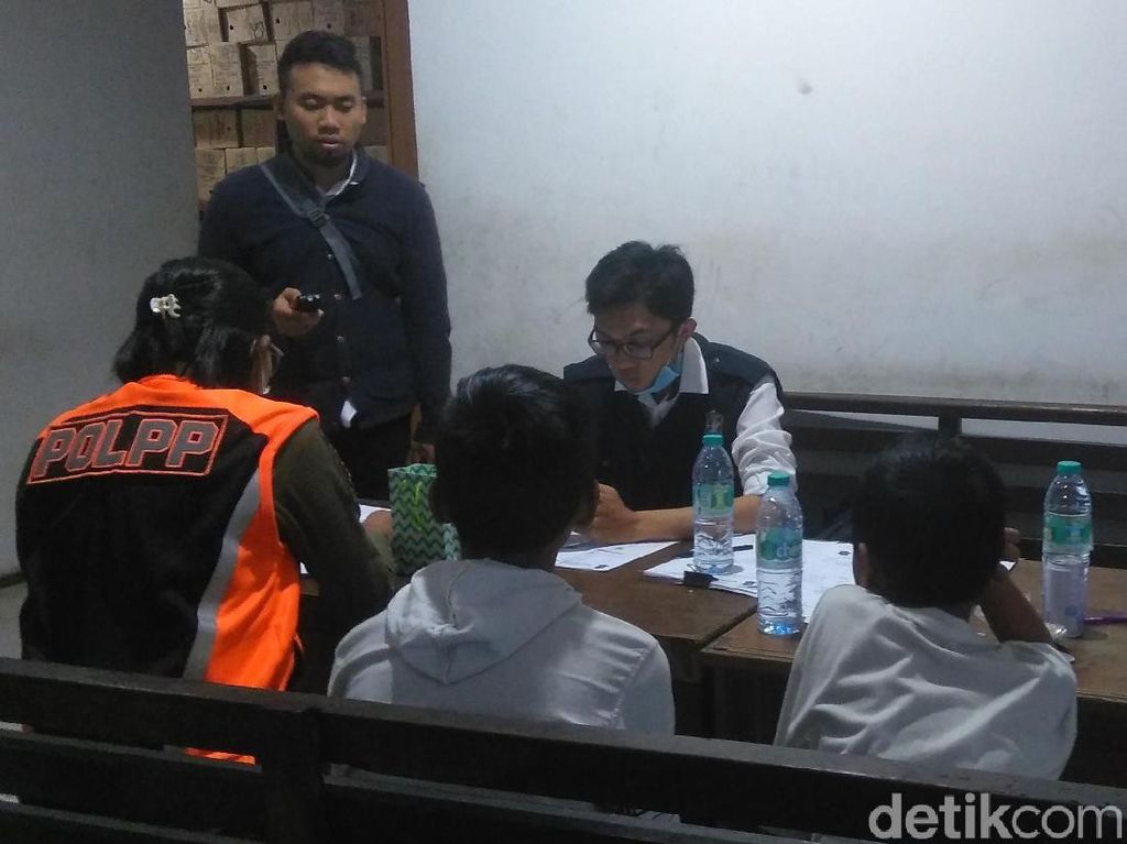 Diduga Hendak Ngelem, Dua Bocah di Surabaya Diamankan Satpol PP Diduga Hendak Ngelem, Dua Bocah di Surabaya Diamankan Satpol PP