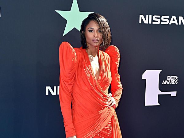 Foto: Adu Gaya Seksi Para Bintang di BET Awards 2019